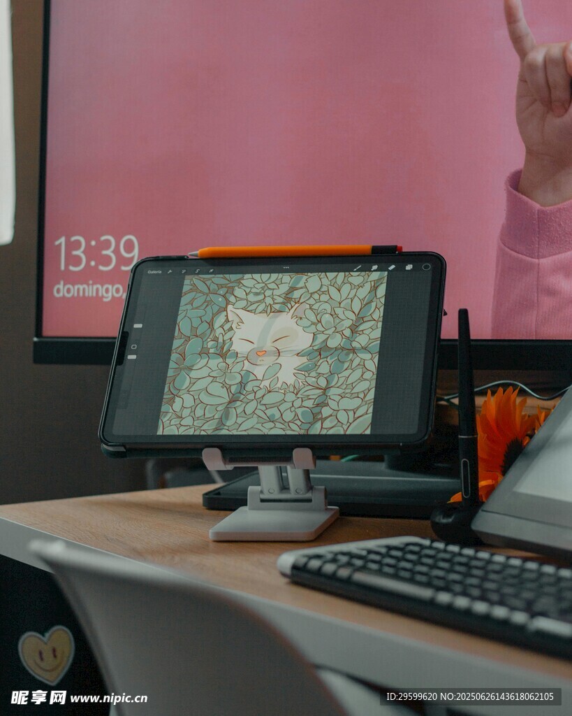 桌上的电子设备与办公用品