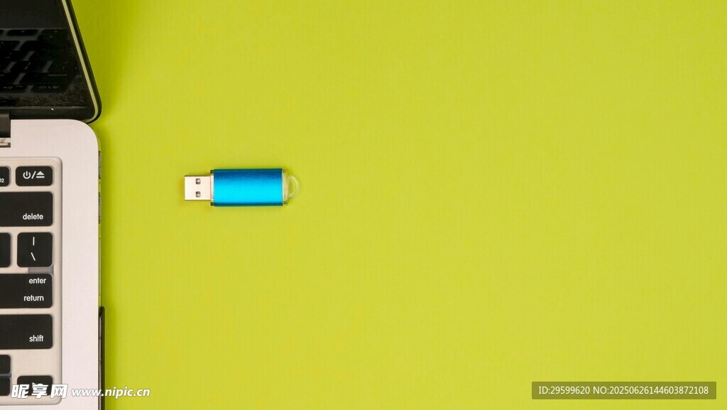 绿色背景上的U盘与笔记本