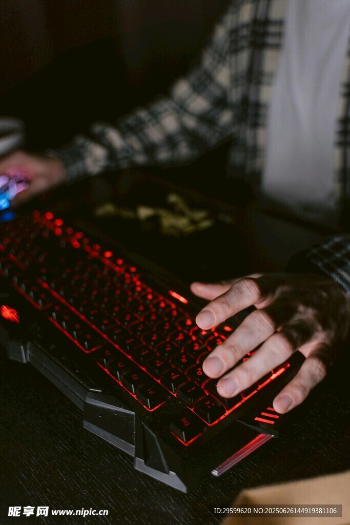 玩家专注操作机械键盘