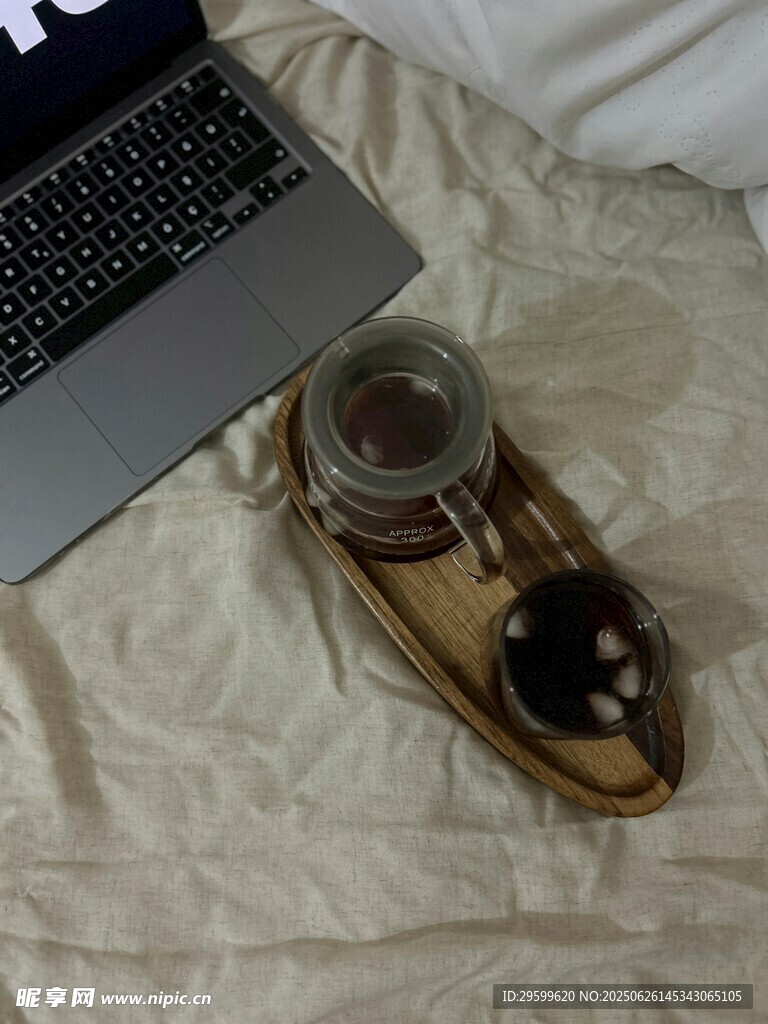 床上的笔记本与休闲鞋