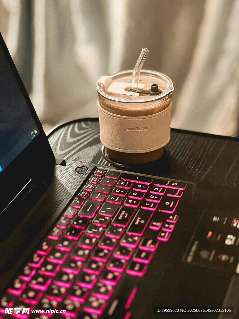 电脑旁的咖啡杯