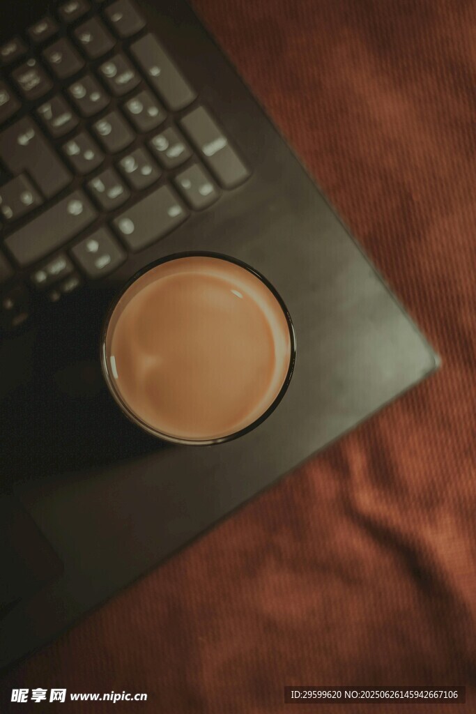 笔记本上的咖啡杯