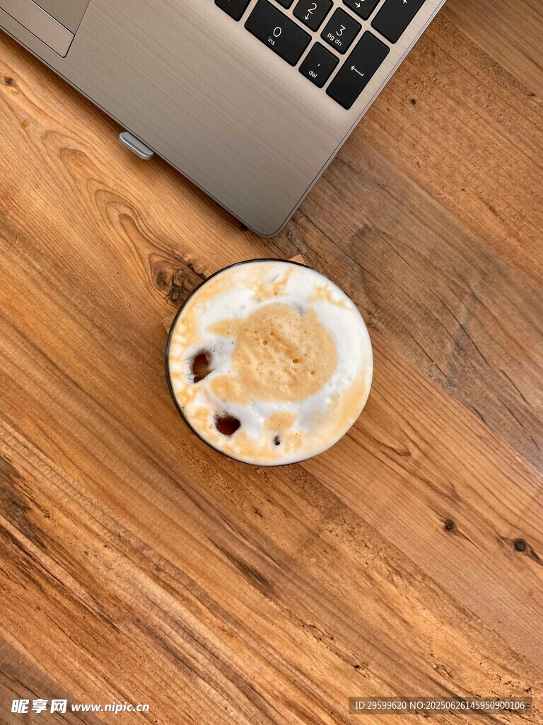 木质桌面的咖啡与笔记本电脑