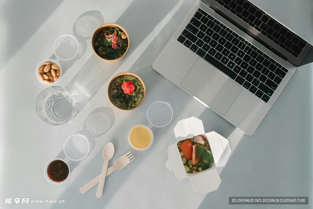 办公桌旁的美味餐食与饮品