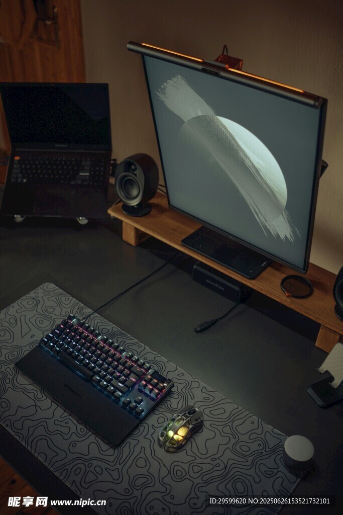 现代简约风电脑桌面布置