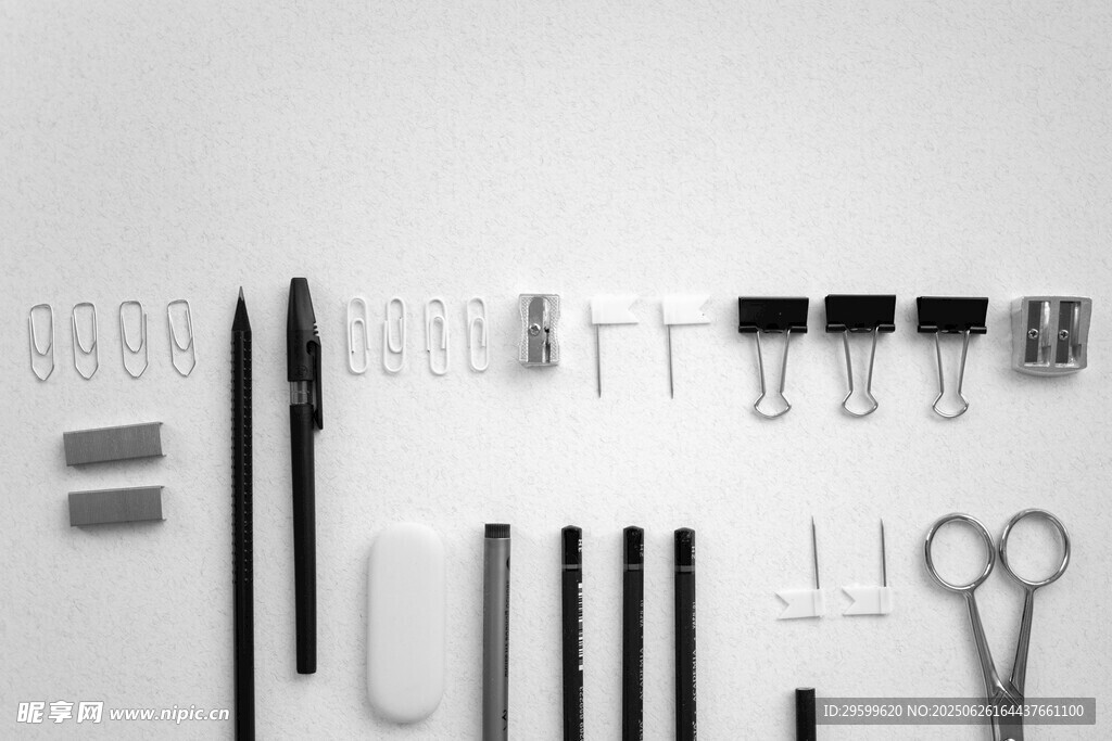 专业美甲工具整齐排列