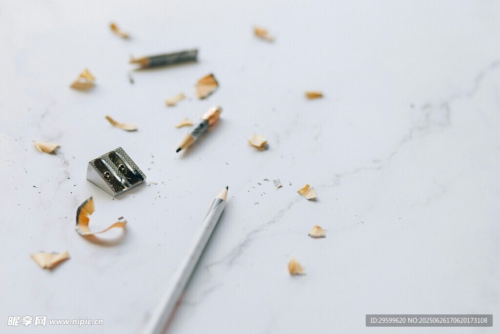 铅笔刨花与工具的静物图