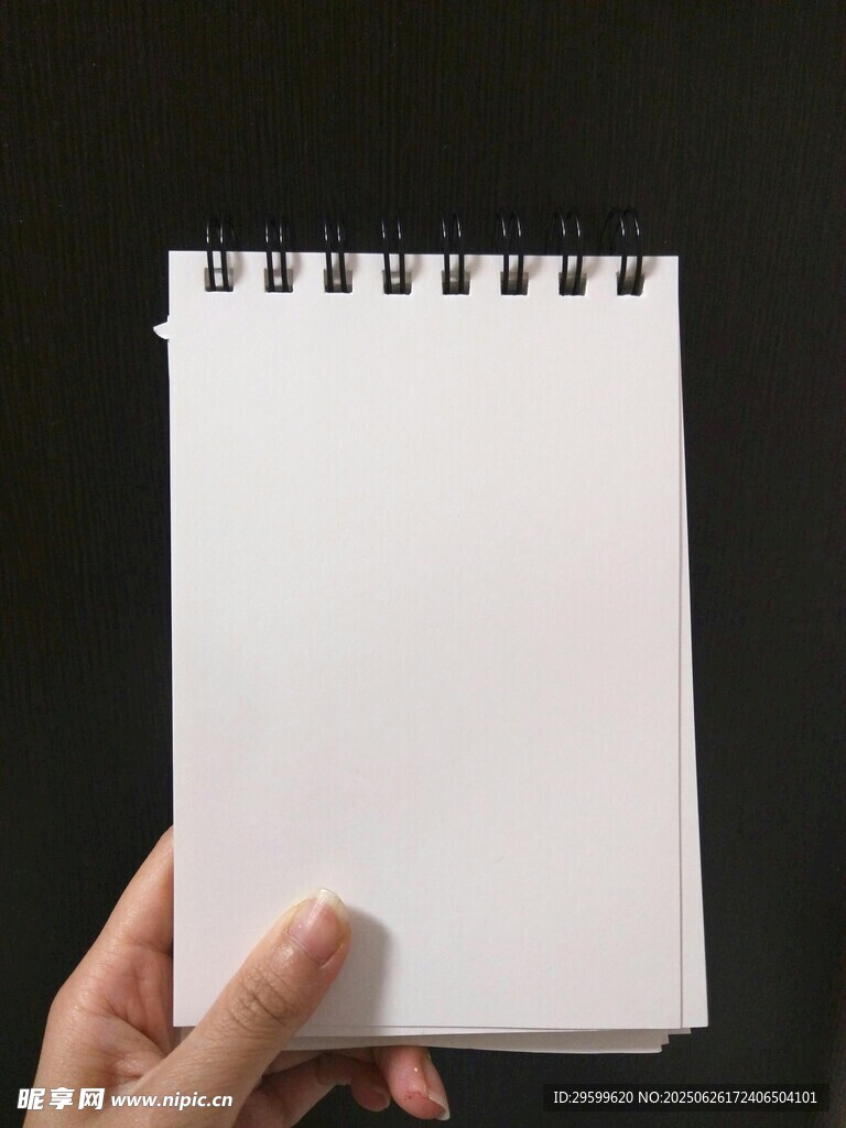 手持空白螺旋装订笔记本