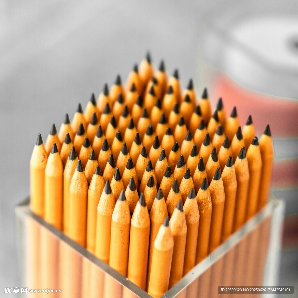 整齐排列的黄色铅笔