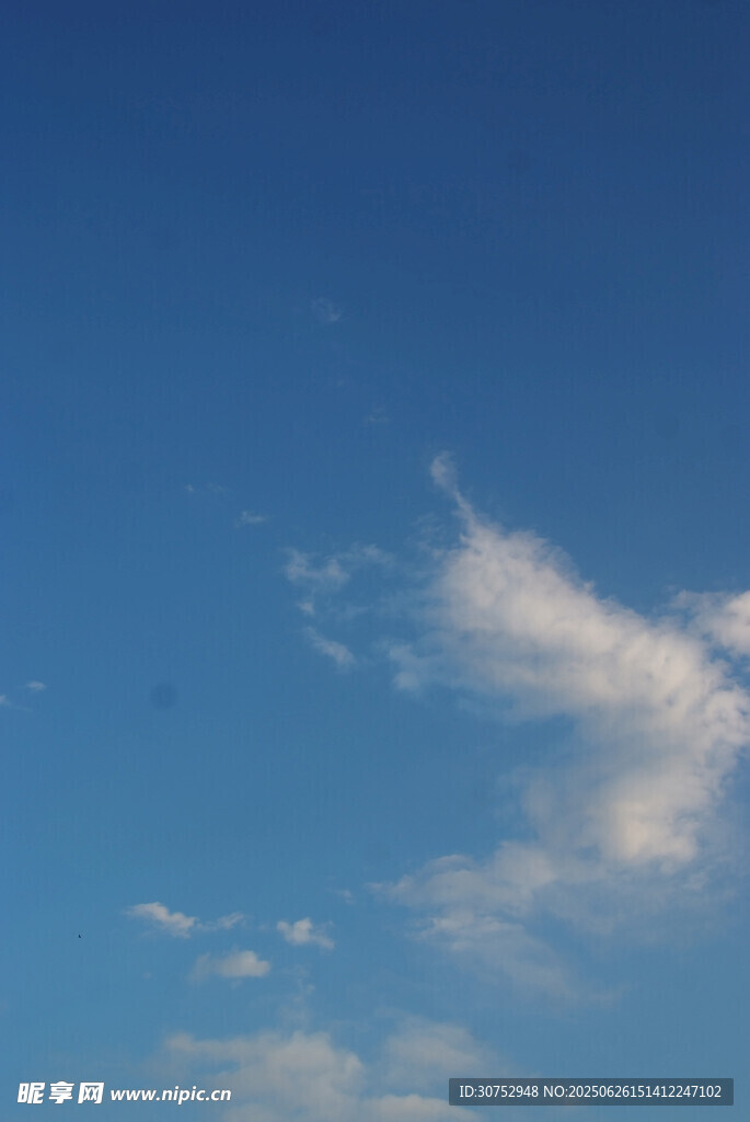 晴朗蓝天飘着几朵白云