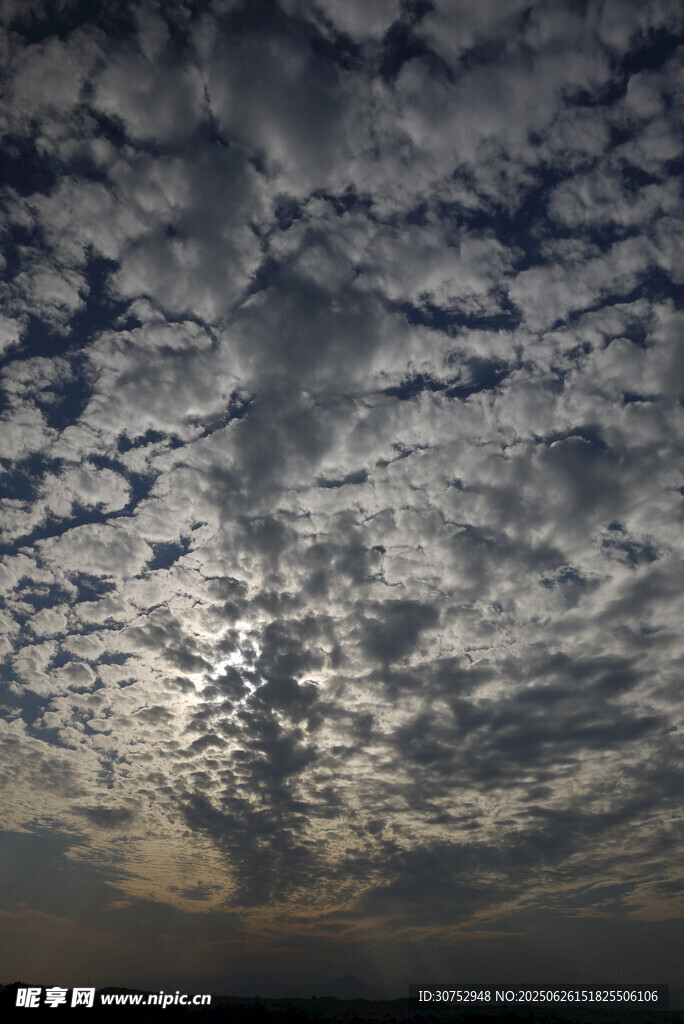 傍晚天空中的层叠云朵