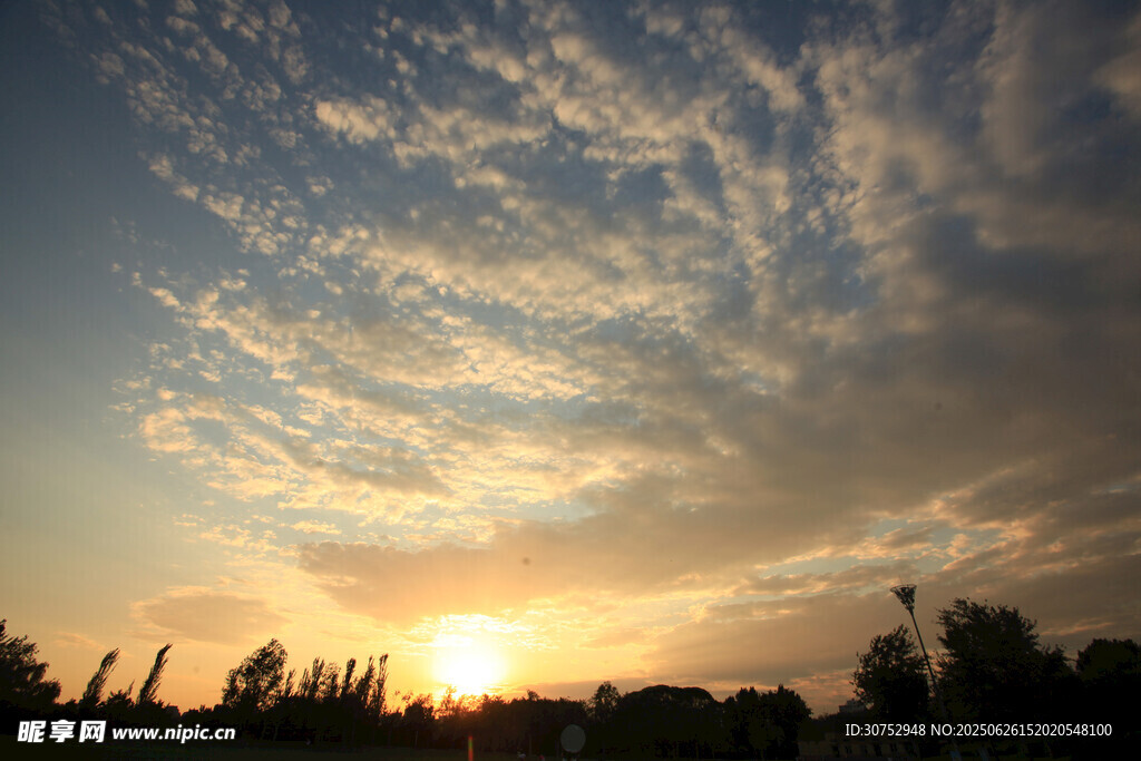 夕阳下的绚烂天空