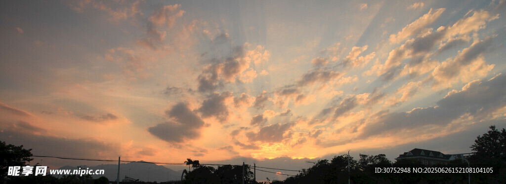 夕阳下的绚烂天空