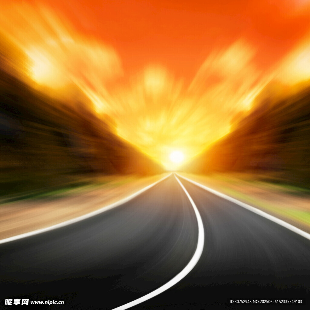 公路尽头的绚烂日出
