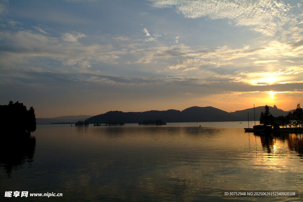 湖畔日落美景
