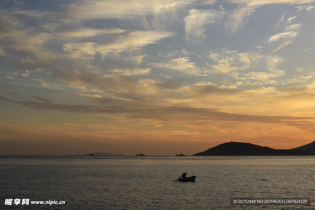 海上日落小船美景