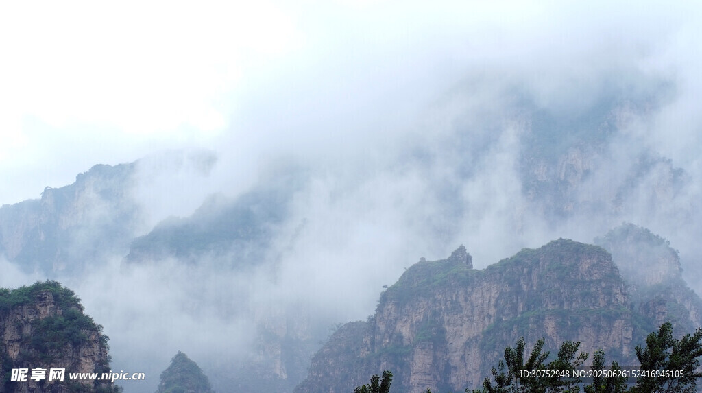 云雾缭绕的壮丽山峰