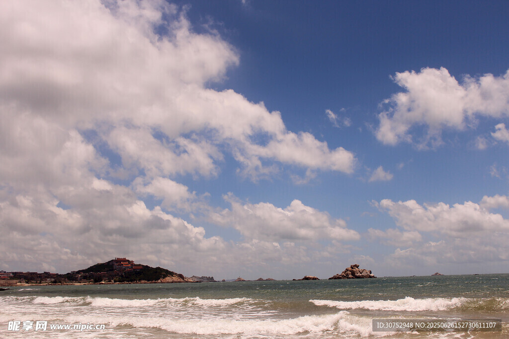 海边美景蓝天白云与海浪