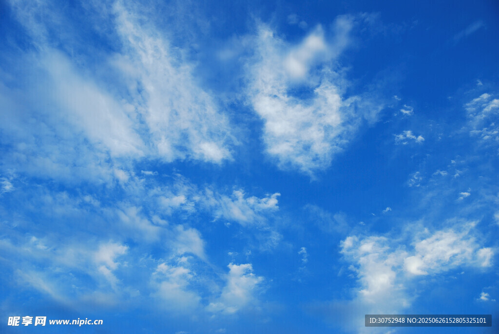 蔚蓝天空中的洁白云朵