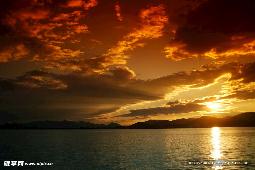 夕阳下波光粼粼的宁静湖面