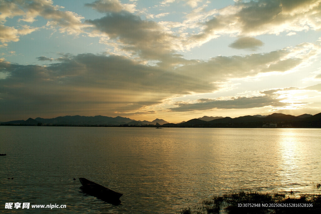 湖畔日落美景