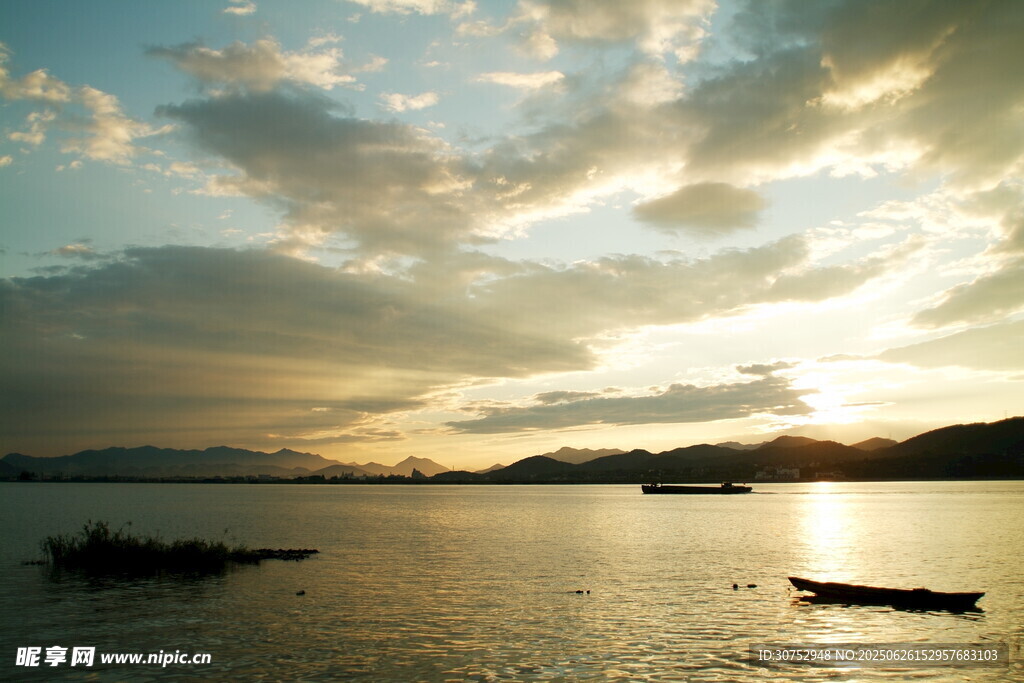 夕阳下的宁静湖面与小船
