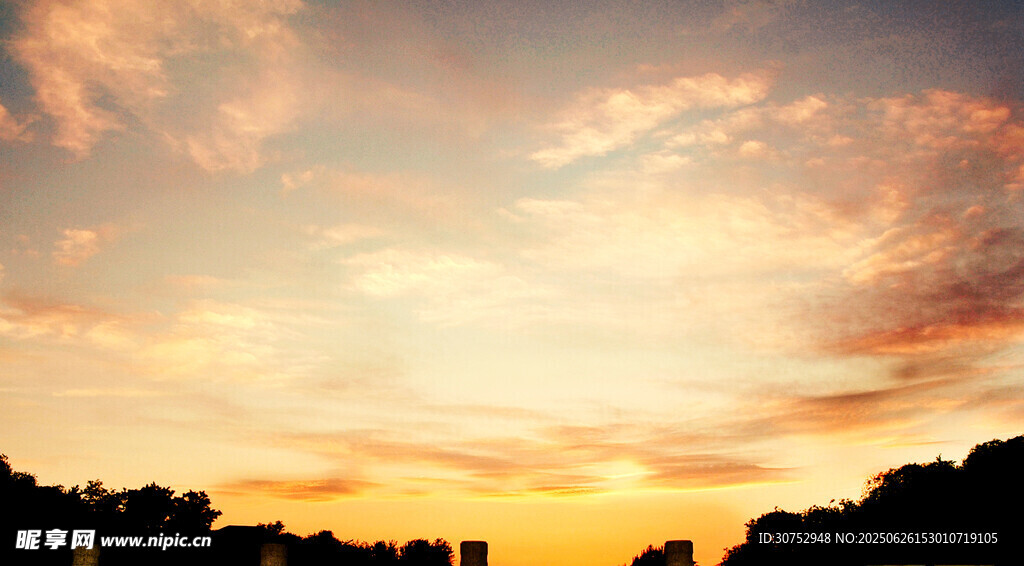 黄昏时分的绚烂天空景色