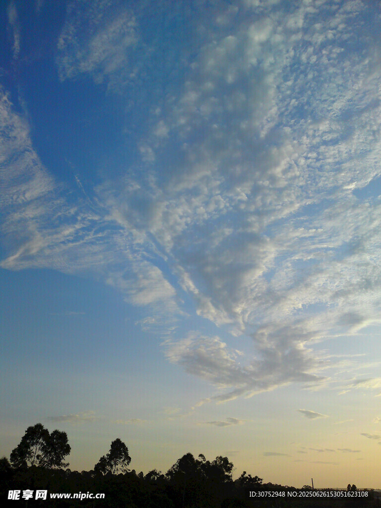 黄昏时分的美丽天空景色