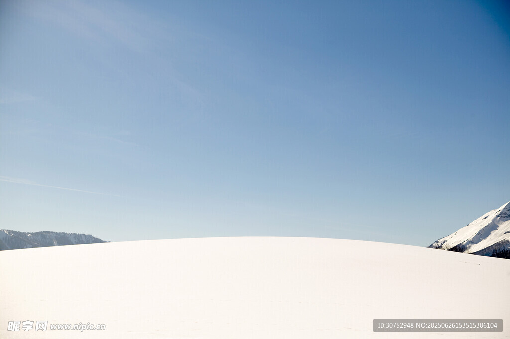 雪覆大地蓝天映衬雪山景