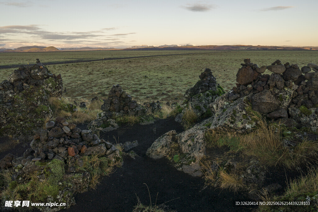 广袤原野中的蜿蜒小路