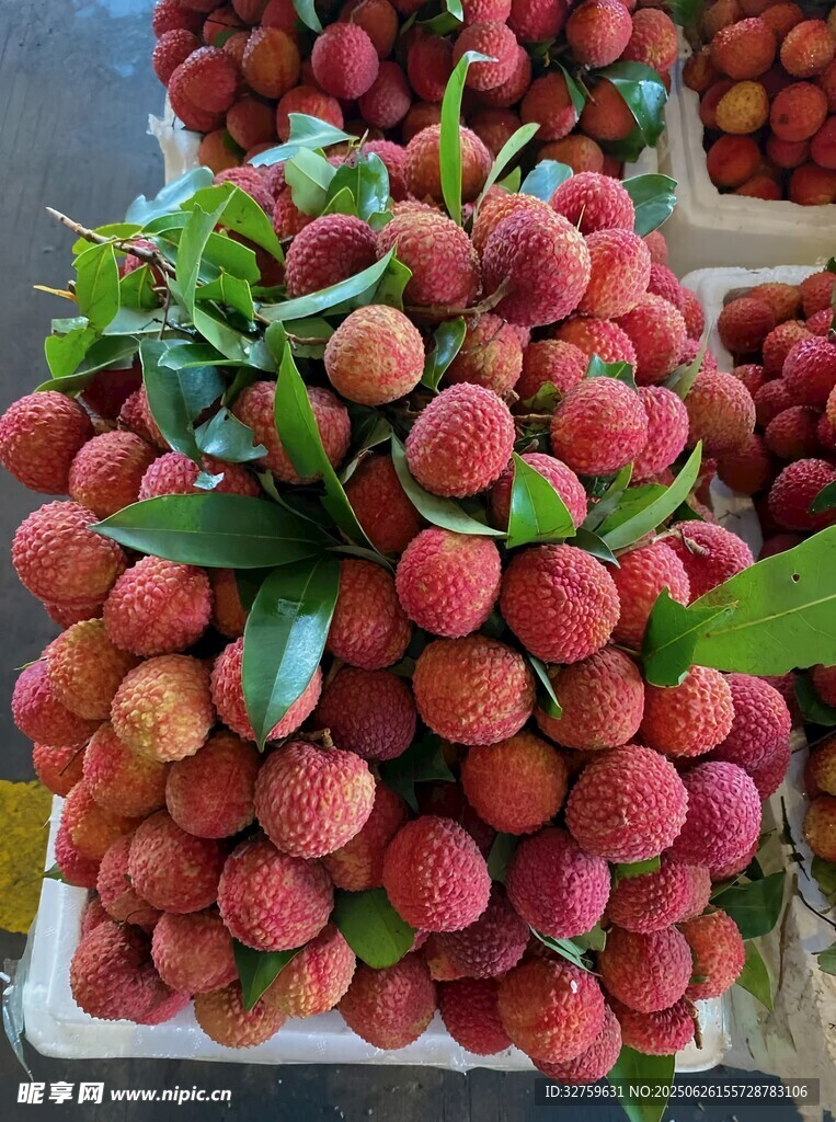 新鲜饱满的荔枝堆叠