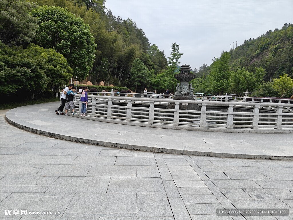 户外圆形广场与周边景致