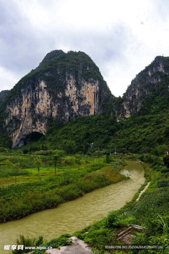 山间绿野绕溪流美景