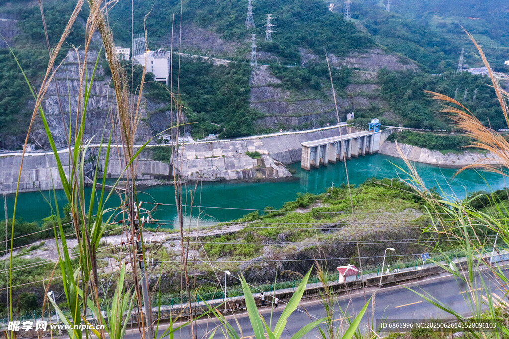 壮观的山间水电站景观
