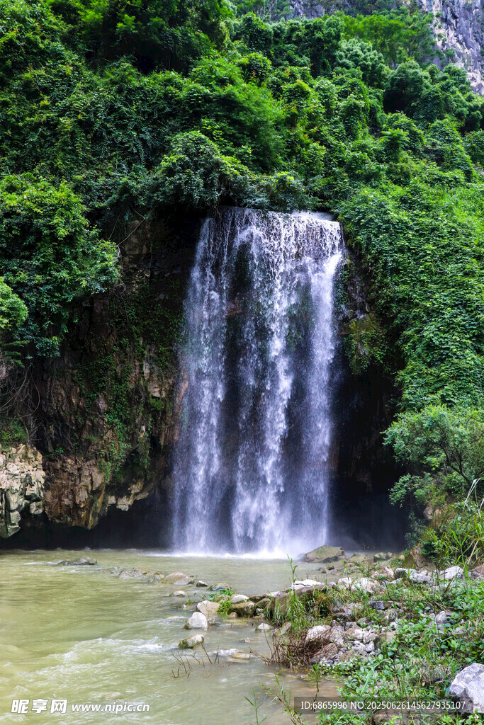 山间瀑布绿意环绕的美景