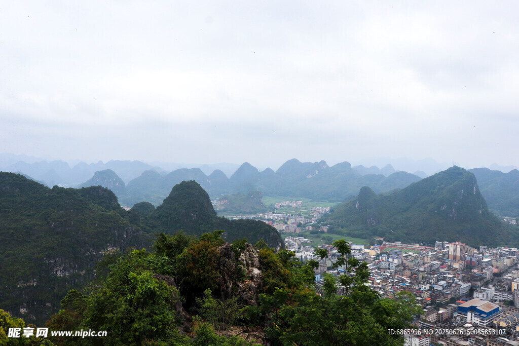 俯瞰山间城镇美景