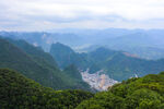 山峦环抱中的隐秘小城
