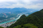 俯瞰山间河流与城镇美景