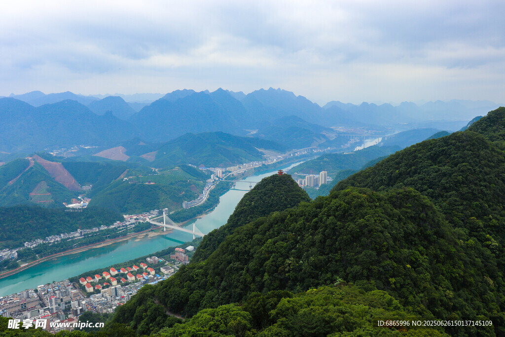 俯瞰山间河流与城镇美景