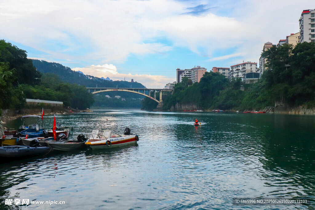江边停泊船只与沿岸建筑