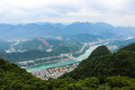 青山绿水间的壮丽河谷景观