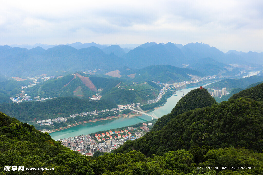 青山绿水间的壮丽河谷景观