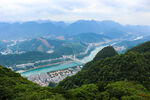 俯瞰山间城市与蜿蜒河流