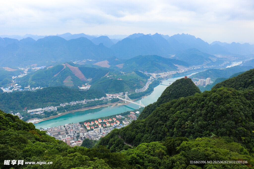 俯瞰山间城市与蜿蜒河流