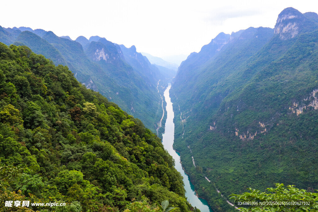 壮丽峡谷间的蜿蜒河流