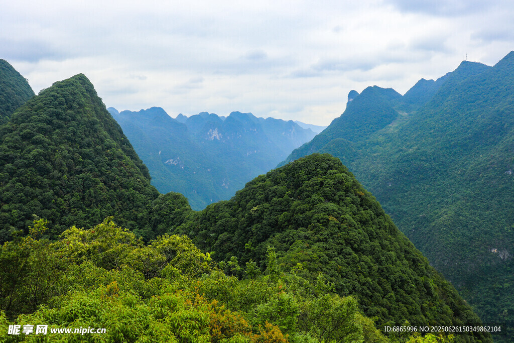 青山叠翠的壮美山间景色