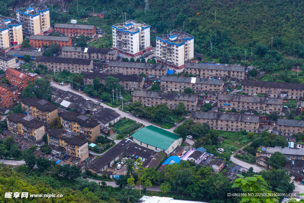 俯瞰错落有致的居民建筑群