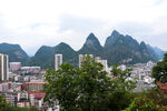城市与山峦相映的景致
