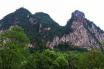 秀丽山峦与葱郁植被景观