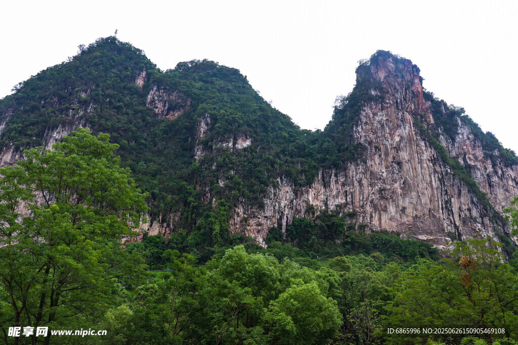 秀丽山峦与葱郁植被景观